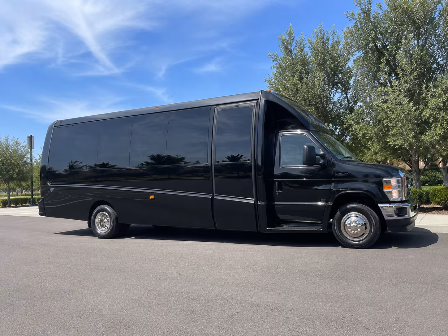 buses to meadowbrook music pavilion and outdoor amphitheater shows