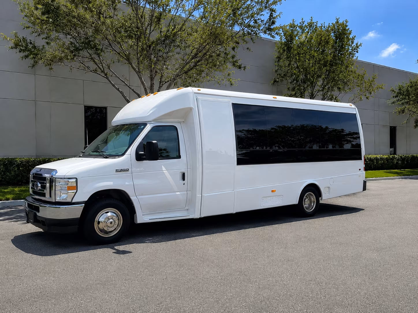 corporate airport bus transfers to manchester boston regional airport